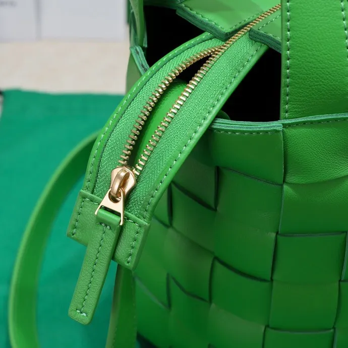 Special price of 1,600, Bottega Veneta. What can be packed in the new bowling bag? Have you got the new bowling bag? Super large capacity ~ The key is low-key, simple and casual style ~ the fashion sense is not reduced at all. It combines BV's classic woven elements and can also be used for computers. The length of the shoulder straps can be adjusted. It is suitable for tall girls to carry. Boys also have a sunny back☀️ Style number: 7466# Size: 28*21*16